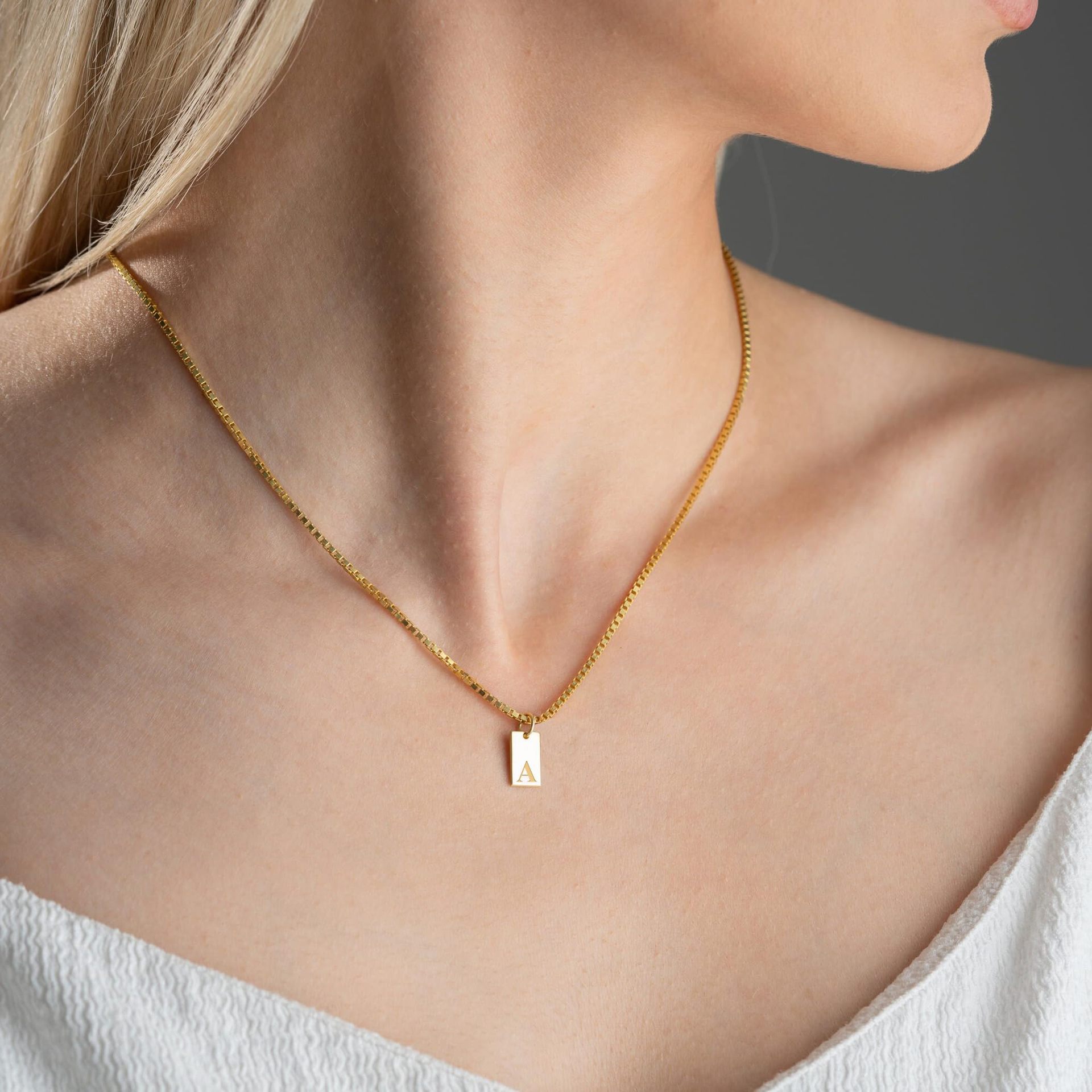 Tiny Square 26 Initial Letters - Initial Letter Necklace 18K Gold recension och pris